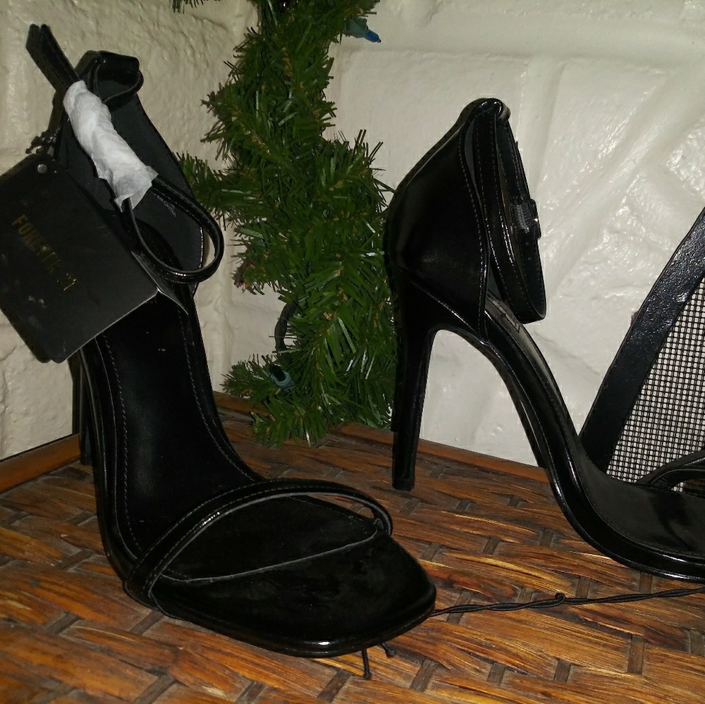 NWTags 4EVR 21  Sassy Sexy Black Strappy Heels